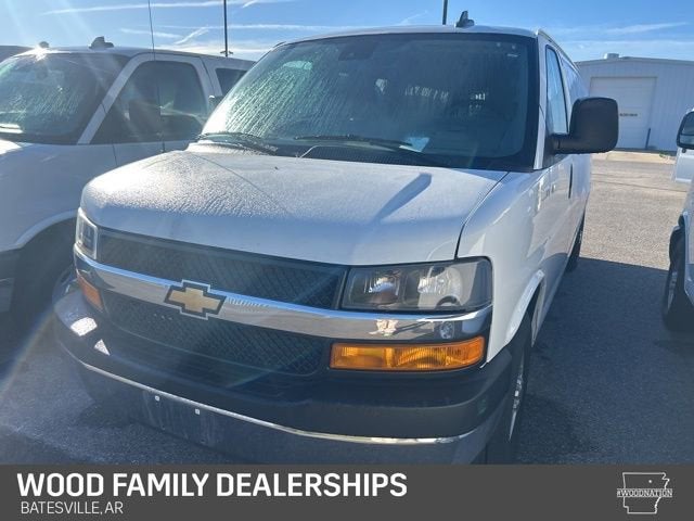 2025 Chevrolet Express Passenger 1LT