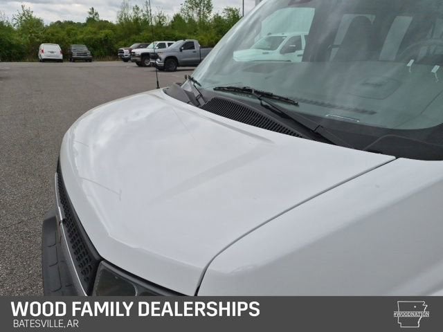 2025 Chevrolet Express Passenger 1LT