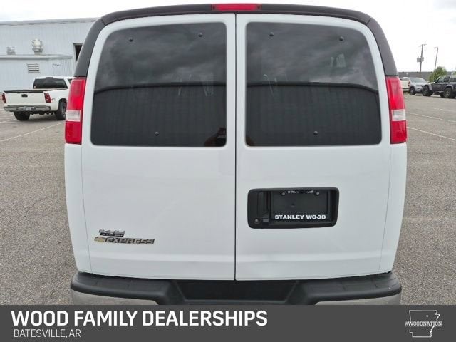 2025 Chevrolet Express Passenger 1LT