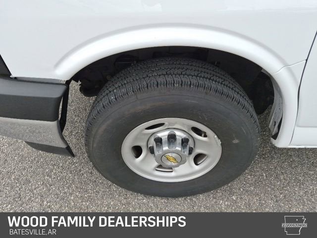 2025 Chevrolet Express Passenger 1LT
