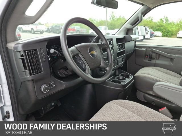 2025 Chevrolet Express Passenger 1LT