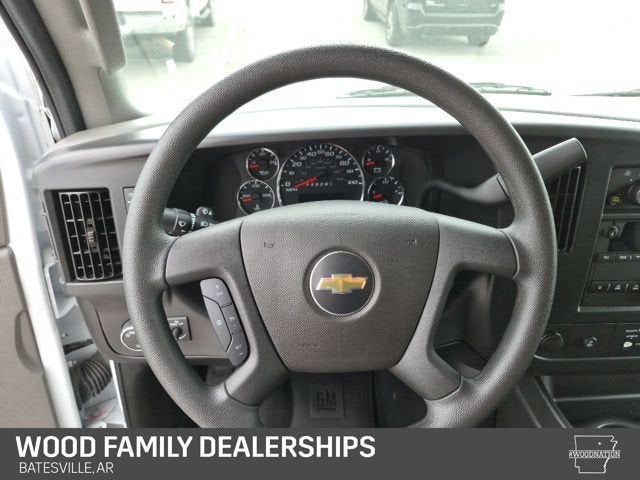 2025 Chevrolet Express Passenger 1LT