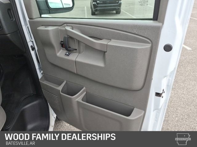 2025 Chevrolet Express Passenger 1LT