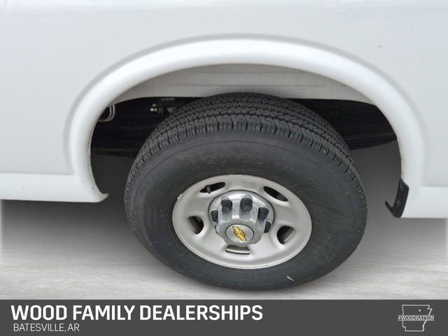 2025 Chevrolet Express Passenger 1LT