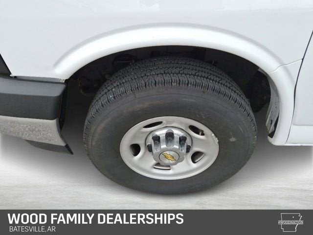 2025 Chevrolet Express Passenger 1LT
