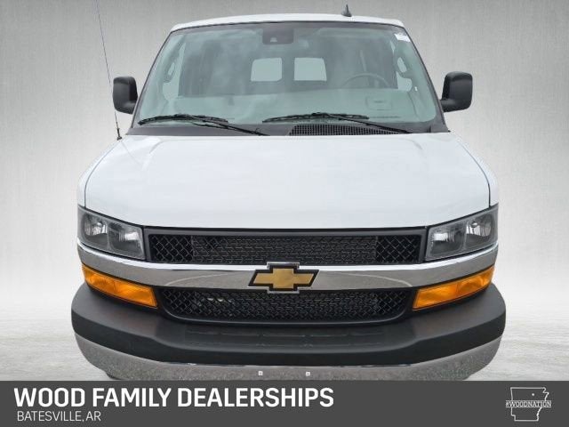 2025 Chevrolet Express Passenger 1LT