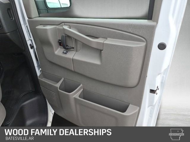 2025 Chevrolet Express Passenger 1LT