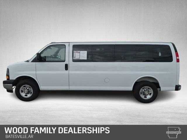 2025 Chevrolet Express Passenger 1LT