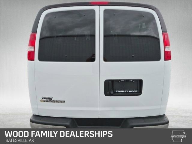 2025 Chevrolet Express Passenger 1LT