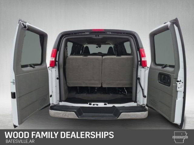 2025 Chevrolet Express Passenger 1LT